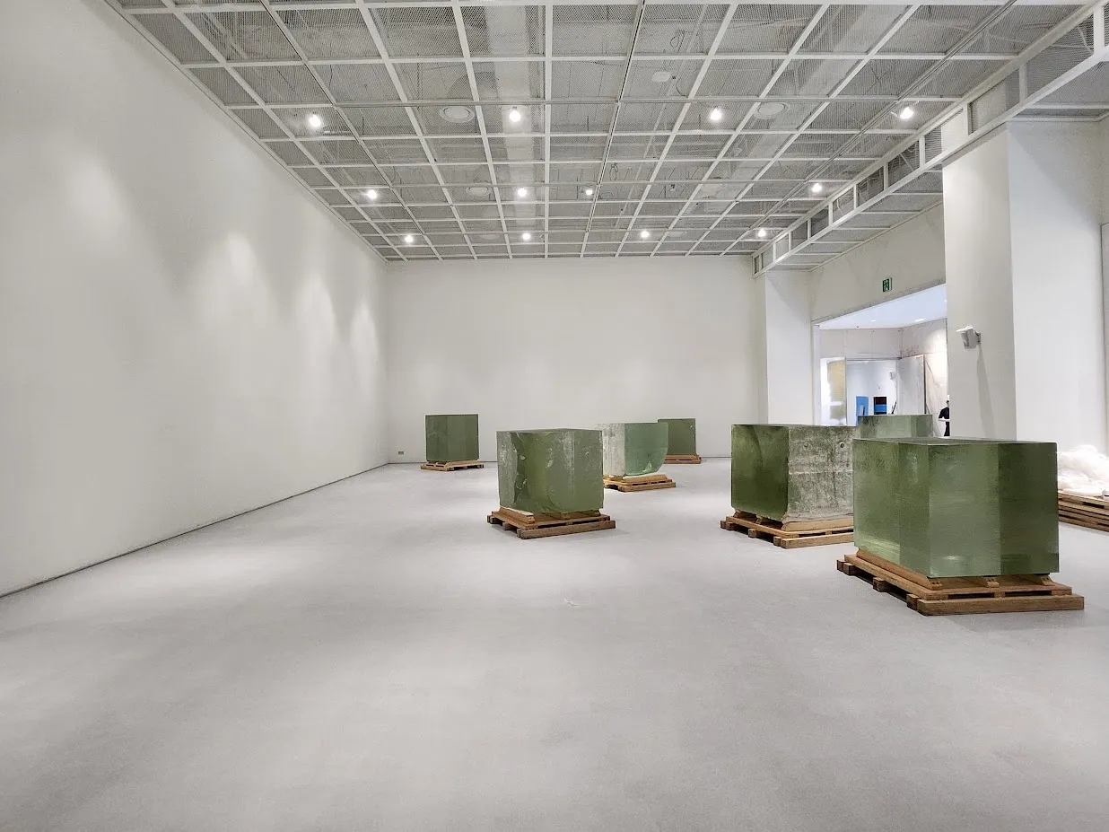 설치를 마친 전시실 와이드 뷰 — 좌대 위 녹색 크리스탈 큐브