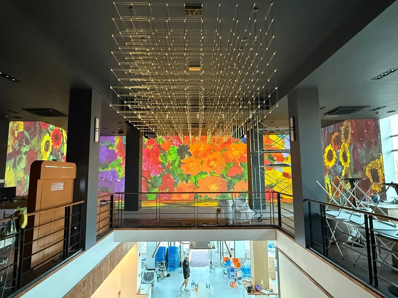 2층에서 내려다본 미디어아트 월과 포인트 LED 매트릭스 천장
