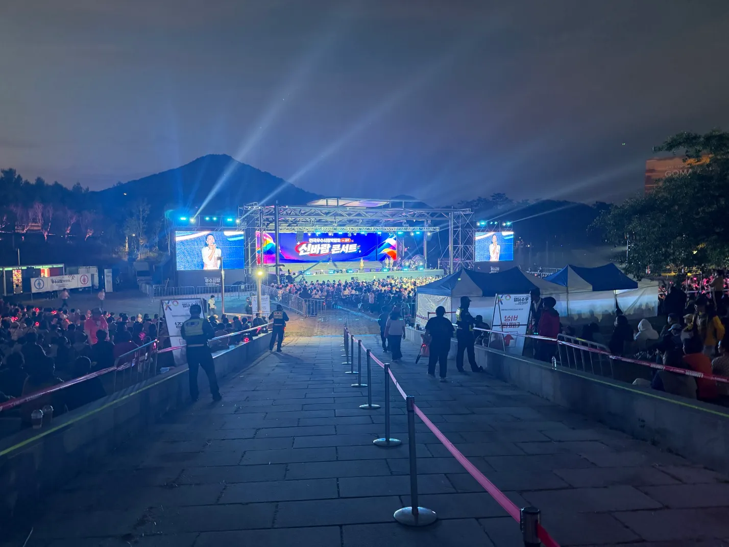 야간 공연 행사가 열린 오픈공연장 — 신바람 콘서트 현장