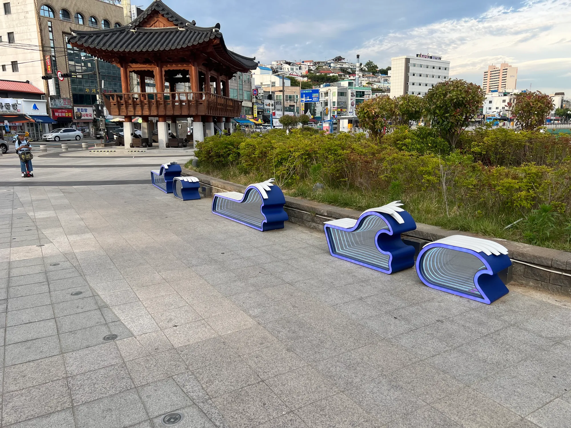 강구안 누각 앞에 설치된 파도 모티브 미디어 오브젝트 주간 전경