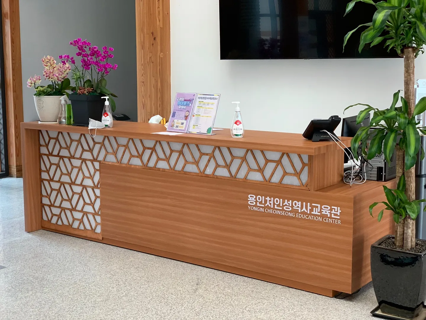 전통 창살 패턴을 적용한 안내데스크와 뮤지엄 아이덴티티